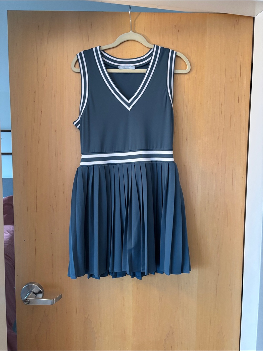 ANTONIO MELANI Navy Sleeveless V‑Neck Pleated Dress with White Trim - Picture 2 of 4